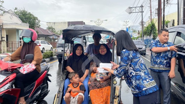 Management dan Staf Aston Gorontalo Hotel & Villas saat Berbagi Takjil.