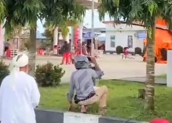 Detik-detik satu unit mobil warga hangus terbakar di SPBU Molohu, Kabupaten Gorontalo, Gorontalo.