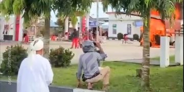 Detik-detik satu unit mobil warga hangus terbakar di SPBU Molohu, Kabupaten Gorontalo, Gorontalo.