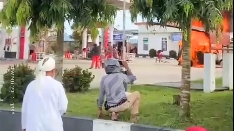 Detik-detik satu unit mobil warga hangus terbakar di SPBU Molohu, Kabupaten Gorontalo, Gorontalo.