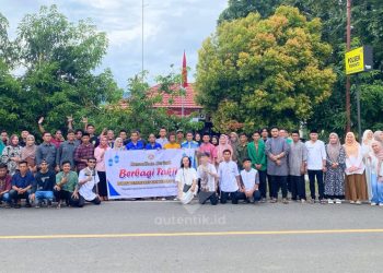 Berbagi takjil rakyat penambang bersama Karang Taruna Pohuwato di wilayah Popayato.