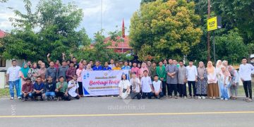 Berbagi takjil rakyat penambang bersama Karang Taruna Pohuwato di wilayah Popayato.
