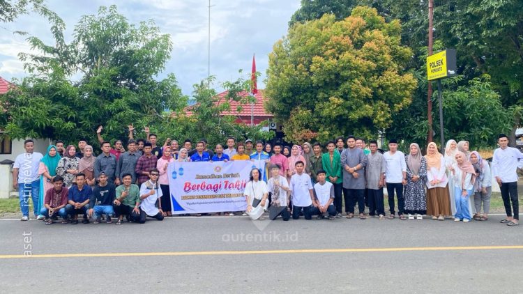 Berbagi takjil rakyat penambang bersama Karang Taruna Pohuwato di wilayah Popayato.