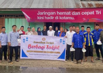 Berbagi takjil rakyat penambang bersama Karang Taruna Kabupaten Pohuwato di wilayah Lemito - Wanggarasi.