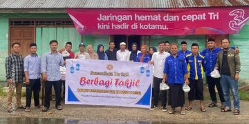 Berbagi takjil rakyat penambang bersama Karang Taruna Kabupaten Pohuwato di wilayah Lemito - Wanggarasi.