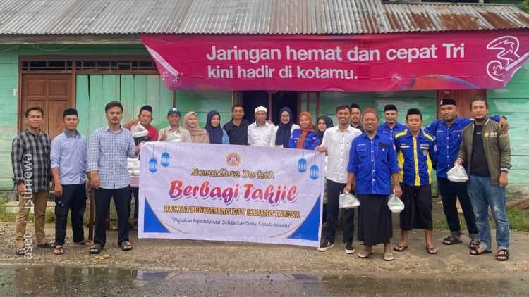 Berbagi takjil rakyat penambang bersama Karang Taruna Kabupaten Pohuwato di wilayah Lemito - Wanggarasi.
