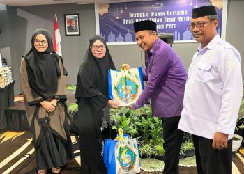 Managemen Aston Gorontalo Bersama Pengurus dan Anak Panti Asuhan Titian Umat Muslim.