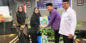Managemen Aston Gorontalo Bersama Pengurus dan Anak Panti Asuhan Titian Umat Muslim.