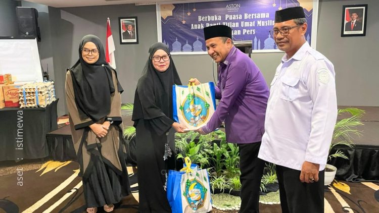 Managemen Aston Gorontalo Bersama Pengurus dan Anak Panti Asuhan Titian Umat Muslim.