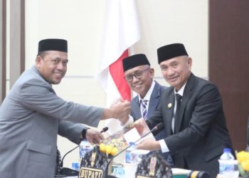 Penyerahan Pokok pikiran hasil. Reses Anggota DPRD Kabupaten kepada Bupati dan Wakil Bupati.