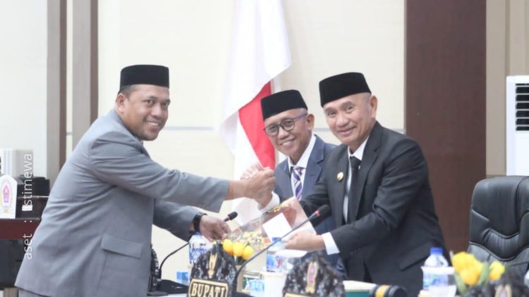 Penyerahan Pokok pikiran hasil. Reses Anggota DPRD Kabupaten kepada Bupati dan Wakil Bupati.