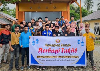 Rakyat Penambang bersama Karang Taruna Pohuwato saat membagikan takjil gratis untuk warga, Jumat (21/3/2025).