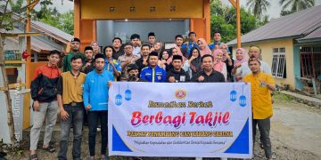 Rakyat Penambang bersama Karang Taruna Pohuwato saat membagikan takjil gratis untuk warga, Jumat (21/3/2025).