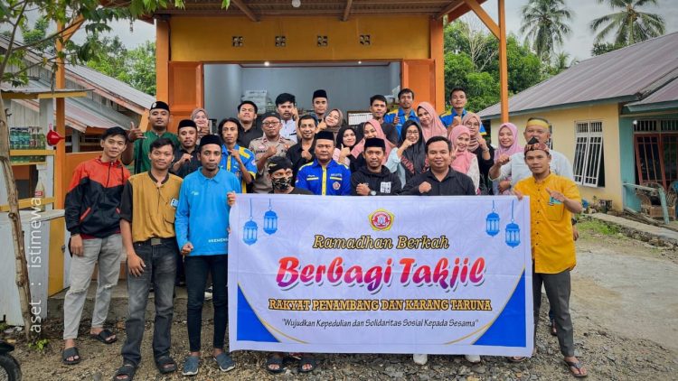 Rakyat Penambang bersama Karang Taruna Pohuwato saat membagikan takjil gratis untuk warga, Jumat (21/3/2025).