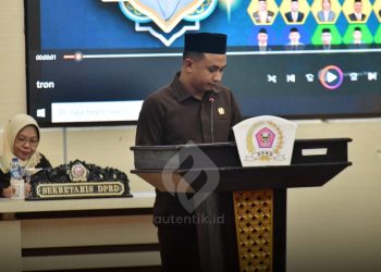 Anggota Fraksi PKB, Tomy Umar saat membacakan pandangan Fraksi dalam Paripurna LKPJ Pemerintah Kabupaten Pohuwato tahun 2024, Senin (15/4/2025).