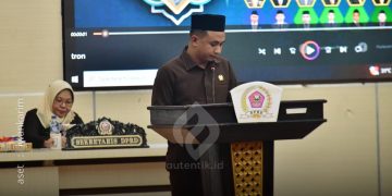 Anggota Fraksi PKB, Tomy Umar saat membacakan pandangan Fraksi dalam Paripurna LKPJ Pemerintah Kabupaten Pohuwato tahun 2024, Senin (15/4/2025).