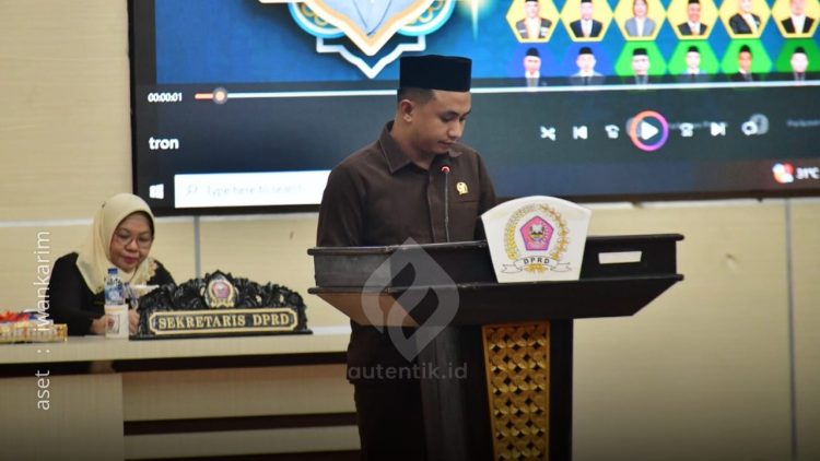 Anggota Fraksi PKB, Tomy Umar saat membacakan pandangan Fraksi dalam Paripurna LKPJ Pemerintah Kabupaten Pohuwato tahun 2024, Senin (15/4/2025).