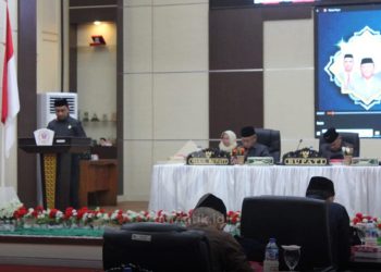 Ketua Fraksi Gerindra, Abdul Hamid Sukoli, saat menyampaikan pandangan Fraksi atas LKPJ Pemda Pohuwato tahun 2024, Senin (14/4/2025).