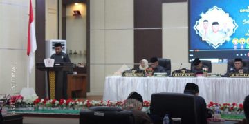 Ketua Fraksi Gerindra, Abdul Hamid Sukoli, saat menyampaikan pandangan Fraksi atas LKPJ Pemda Pohuwato tahun 2024, Senin (14/4/2025).
