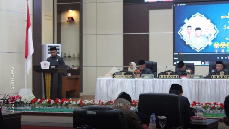 Ketua Fraksi Gerindra, Abdul Hamid Sukoli, saat menyampaikan pandangan Fraksi atas LKPJ Pemda Pohuwato tahun 2024, Senin (14/4/2025).