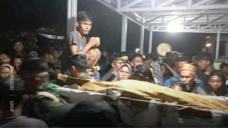 Evakuasi korban insiden Sungai Dunggilata, Bone Bolango.