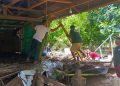 Pemuda Desa Wanggarasi Timur saat ikut membantu membersihkan salah satu rumah terdampak banjir Bandang di Desa Tuweya.