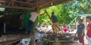 Pemuda Desa Wanggarasi Timur saat ikut membantu membersihkan salah satu rumah terdampak banjir Bandang di Desa Tuweya.
