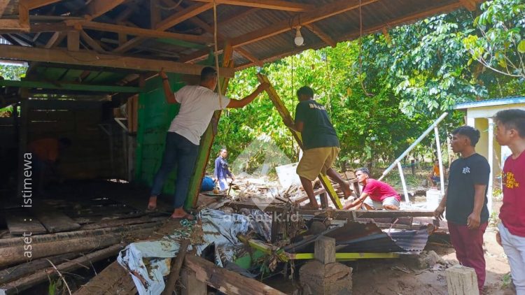Pemuda Desa Wanggarasi Timur saat ikut membantu membersihkan salah satu rumah terdampak banjir Bandang di Desa Tuweya.