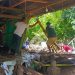 Pemuda Desa Wanggarasi Timur saat ikut membantu membersihkan salah satu rumah terdampak banjir Bandang di Desa Tuweya.