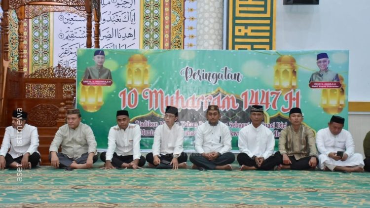 Ketua DPRD Kabupaten Pohuwato, Beni Nento (kedua kiri) saat menghadiri peringatan 10 Muharram 1447 H.