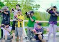 Para creator FotoYou tengah mengabadikan momen para pelari di Wisata Pantai Pohon Cinta.