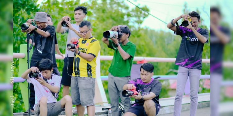 Para creator FotoYou tengah mengabadikan momen para pelari di Wisata Pantai Pohon Cinta.