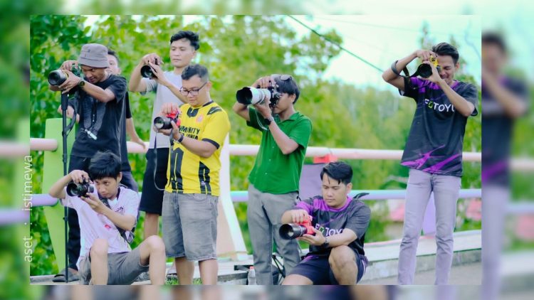 Para creator FotoYou tengah mengabadikan momen para pelari di Wisata Pantai Pohon Cinta.