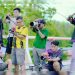 Para creator FotoYou tengah mengabadikan momen para pelari di Wisata Pantai Pohon Cinta.