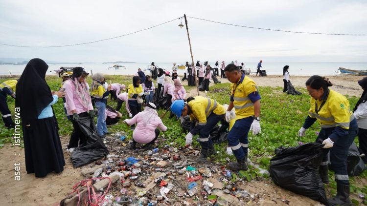 Giat kolaborasi bersih pantai PGM