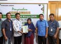 Penyerahan secara simbolis sertifikat kepada hak milik, disaksikan Pimpinan PT BJA, Pimpinan Kantor Pertanahan dan Tim Pengurusan sertifikat, pada Kamis (30/7/26)