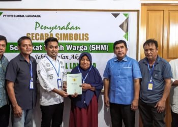 Penyerahan secara simbolis sertifikat kepada hak milik, disaksikan Pimpinan PT BJA, Pimpinan Kantor Pertanahan dan Tim Pengurusan sertifikat, pada Kamis (30/7/26)