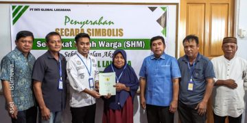 Penyerahan secara simbolis sertifikat kepada hak milik, disaksikan Pimpinan PT BJA, Pimpinan Kantor Pertanahan dan Tim Pengurusan sertifikat, pada Kamis (30/7/26)