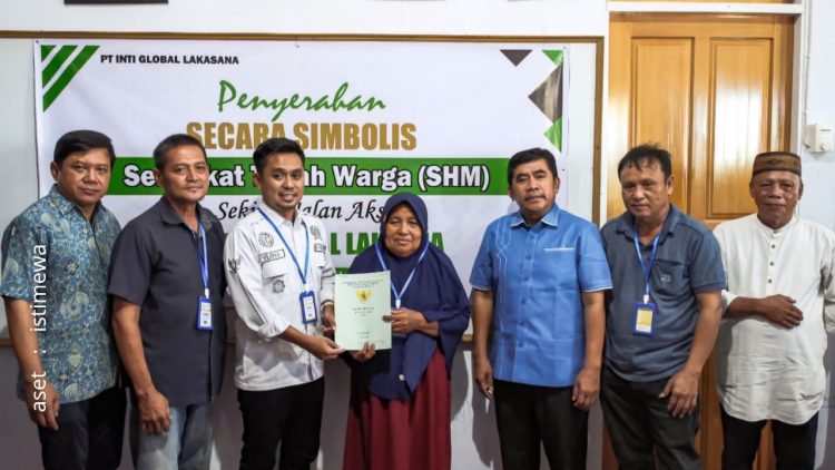 Penyerahan secara simbolis sertifikat kepada hak milik, disaksikan Pimpinan PT BJA, Pimpinan Kantor Pertanahan dan Tim Pengurusan sertifikat, pada Kamis (30/7/26)