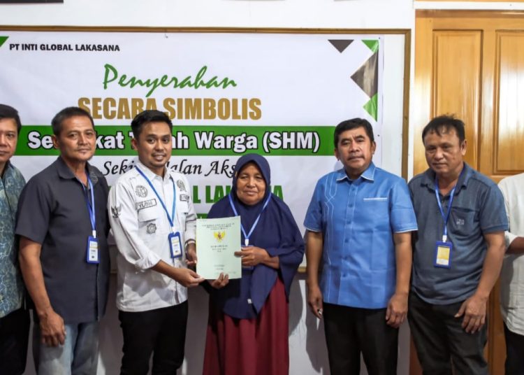Penyerahan secara simbolis sertifikat kepada hak milik, disaksikan Pimpinan PT BJA, Pimpinan Kantor Pertanahan dan Tim Pengurusan sertifikat, pada Kamis (30/7/26)