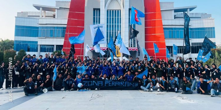 Potret kebersamaan seluruh mahasiswa FKTP Universitas negeri Gorontalo usai melaksanakan PKKMB.