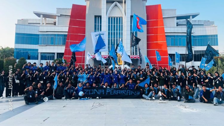 Potret kebersamaan seluruh mahasiswa FKTP Universitas negeri Gorontalo usai melaksanakan PKKMB.